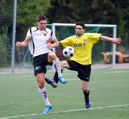 2010_0516_28.JPG - Miralem Malic vinner närkampen mot försvararen