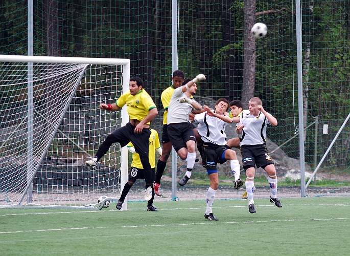 2010_0516_29.JPG - Bäckby's målvakt boxar undan bollen efter en hörna