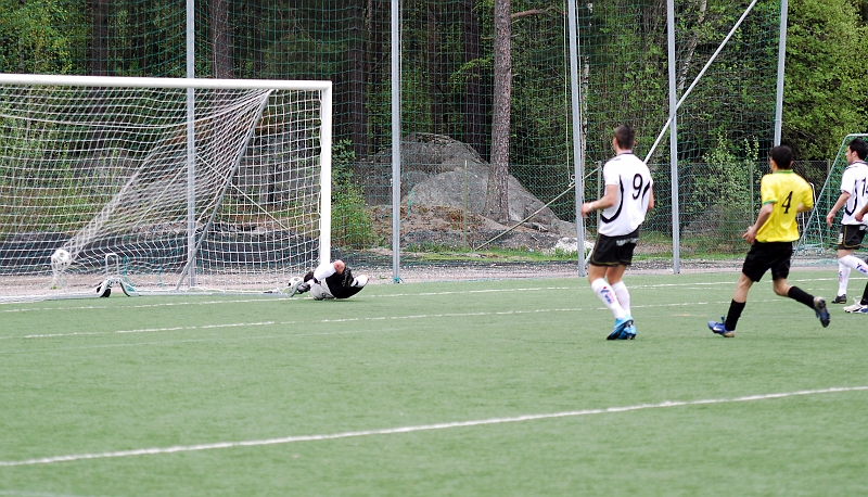 2010_0516_30.JPG - Arton Bekaj dundrar in 3-0 till Södra från distans