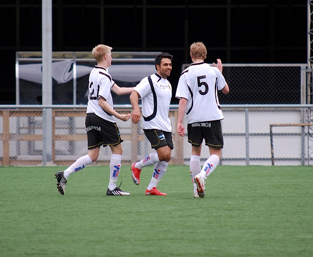 2010_0516_31.JPG - Glada Södraspelare efter Arton Bekajs 3-0 mål