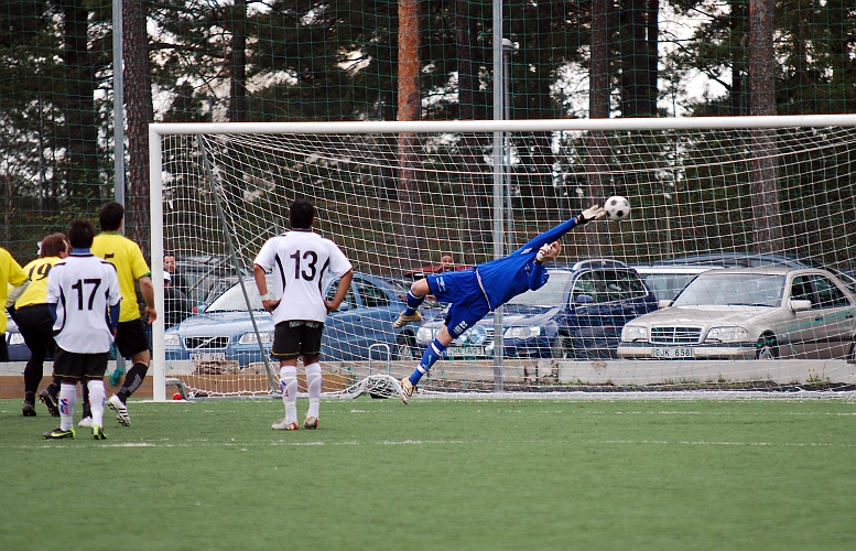 2010_0516_35.JPG - Bäckby reducerar till 3-1 på en frispark där Emil Gillberg nästan kan tippa ut bollen