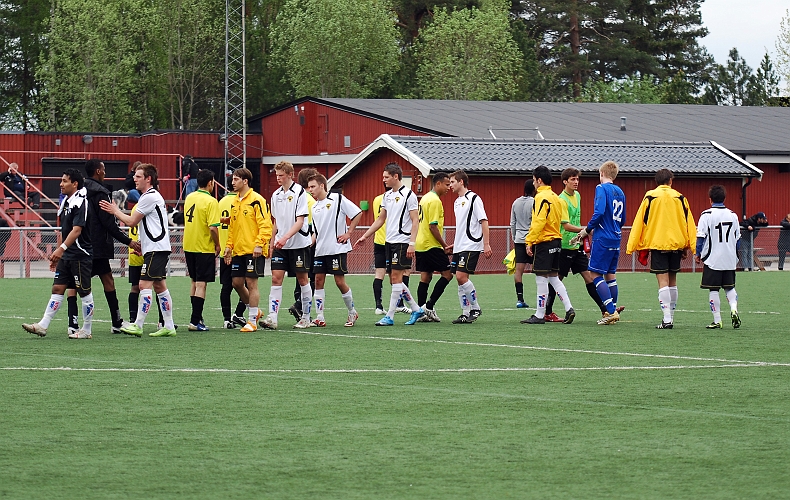 2010_0516_36.JPG - Spelarna tackar varandra efter matchen