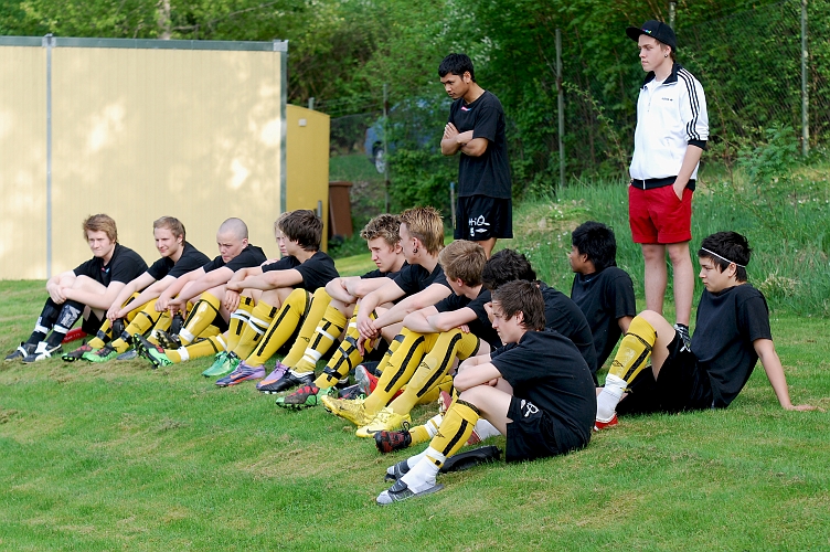 2010_0520_01.JPG - Genomgång med laget innan matchen