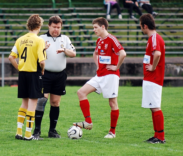 2010_0520_05.JPG - Lagkaptenerna hälsar på domaren