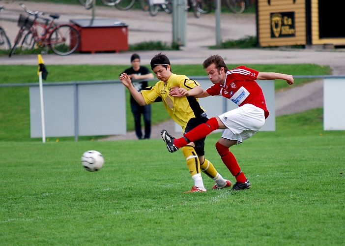 2010_0520_09.JPG - Dennis Pettersson hinner inte riktigt att blockera skottet