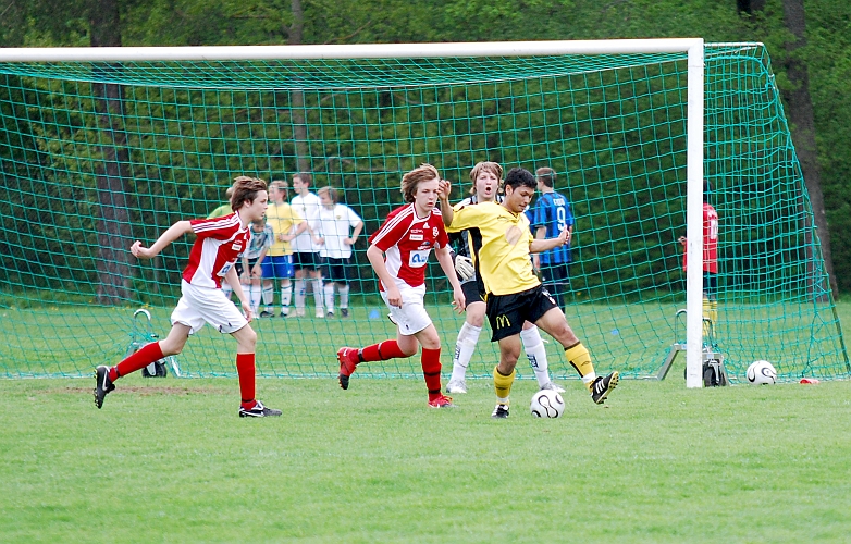 2010_0520_11.JPG - "Tak" har kontroll på bollen men är felvänd inne i straffområdet