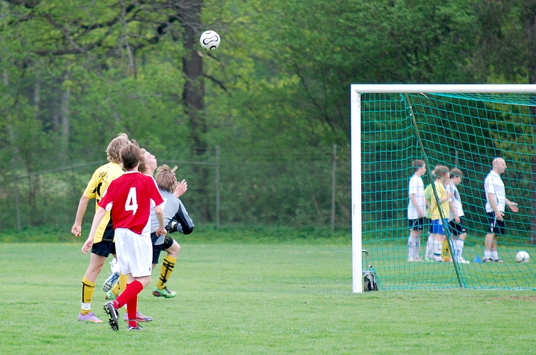 2010_0520_12.JPG - En höjdboll som Hallstahammars målvakt missbedömer och bollen studsar över honom . . . .
