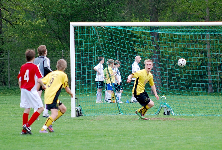 2010_0520_13.JPG - . . . . och då är "Basse" Karlsson påpassligt framme och gör 1-0 till Södra