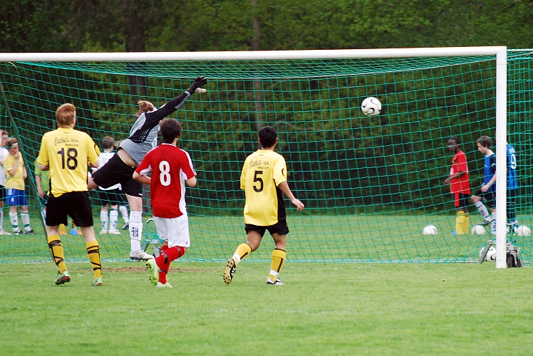 2010_0520_14.JPG - Jasmin Budynovic utanför bilden utökar Södra's ledning till 2-0 . . . .