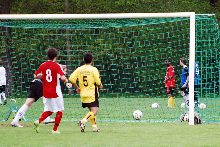 2010_0520_15.JPG - . . . . bollen går via stolpen och in i målet