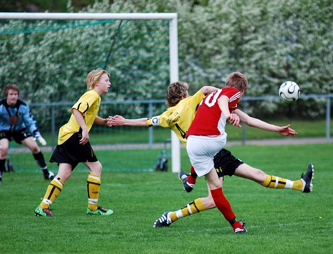 2010_0520_18.JPG - Victor Andersson täcker skottförsöket och bollen går utanför målet