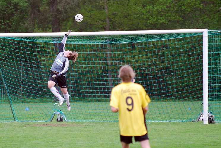 2010_0520_22.JPG - Hallstahammars målvakt täcker vid ribban men bollen går en bit över målet