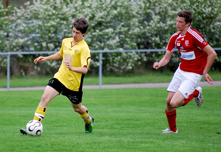 2010_0520_24.JPG - Manne Nilsson driver upp bollen på kanten