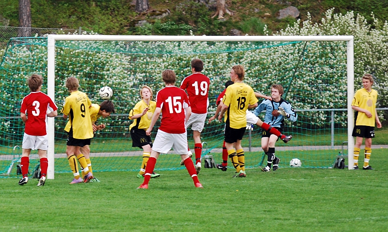 2010_0520_27.JPG - Ytterligare en farlig hörna för Hallstahammar, Manne Nilsson lyckas nicka bollen bakåt till en ny hörna