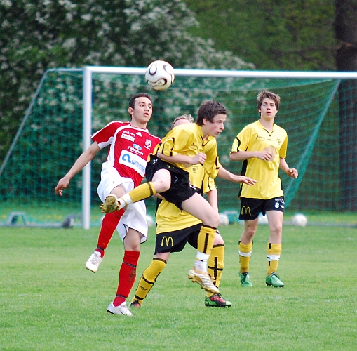 2010_0520_28.JPG - Jasmin Budynovic i kamp om bollen med Hallstaspelare