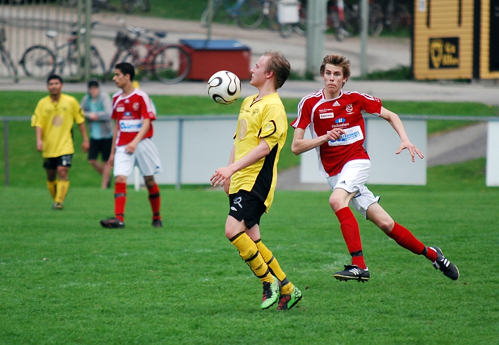 2010_0520_32.JPG - Jesper Dahlström tar ner bollen med bröstet