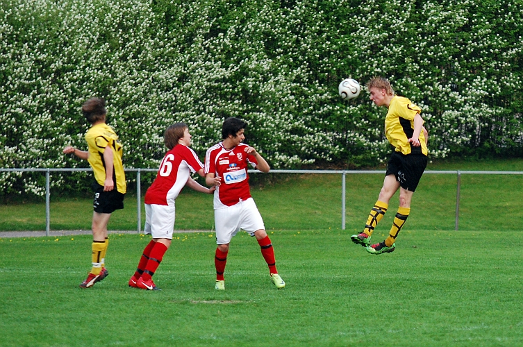 2010_0520_34.JPG - "Basse" Karlsson nickar bollen men den går en bit utanför målet