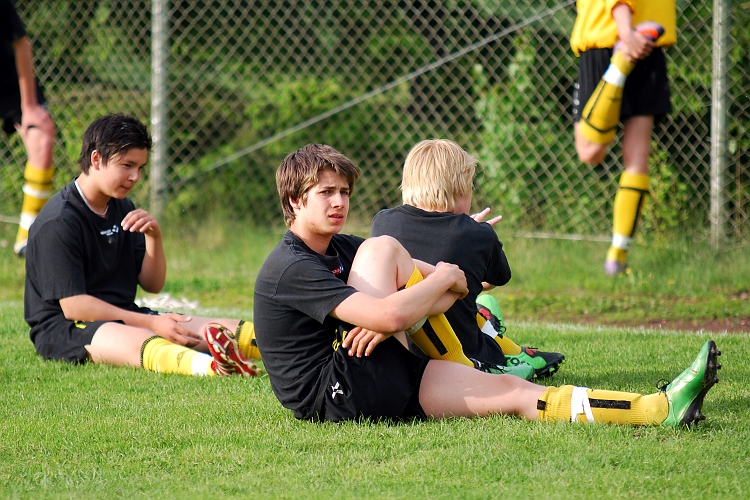 2010_0527_01.JPG - Förberedelse och stretching innan matchen