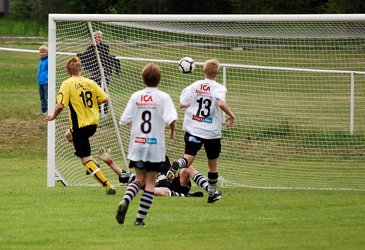 2010_0527_07.JPG - . . . . och "Basse" Karlsson möter bollen perfekt inne framför mål och gör 2-0 till Södra i 5:e minuten
