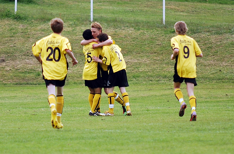 2010_0527_08.JPG - Målskytten tackar "Tak" för det fina inlägget
