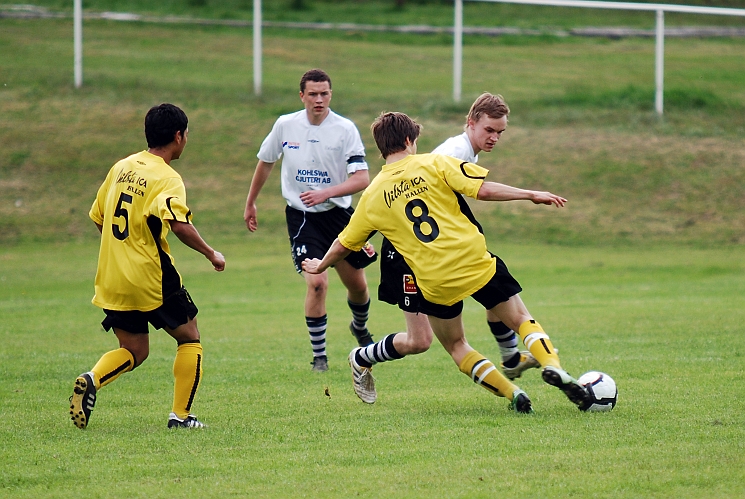 2010_0527_09.JPG - Manne Nilsson hinner precis fram innan kolsvaspelaren skall ta bollen