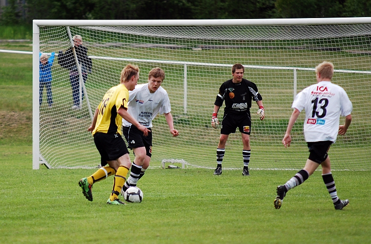 2010_0527_10.JPG - "Basse" Karlsson utmanar kolsvaförsvaret