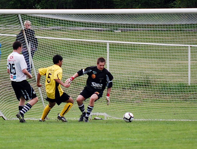 2010_0527_12.JPG - . . . . målvakten gör en räddning på första skottet . . . .