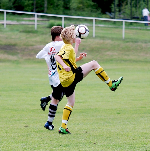 2010_0527_14.JPG - Jesper Gravé i närkamp med en kolsvaspelare