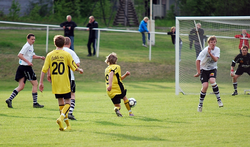 2010_0527_21.JPG - Simon Borell skjuter från distans men bollen går utanför målet