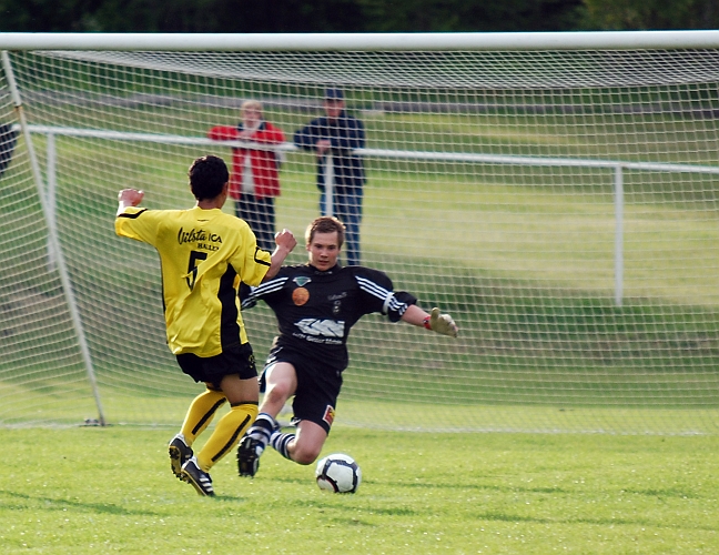 2010_0527_23.JPG - "Tak" får ett friläge men målvakten gör en bra räddning