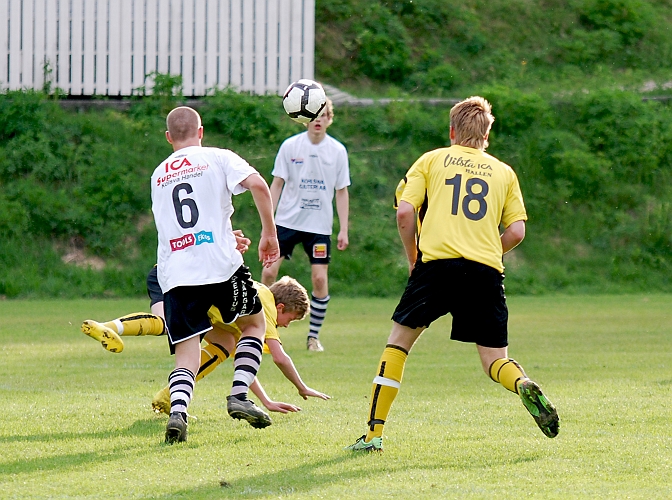 2010_0527_24.JPG - Tuffa närkamper på mitten och Kristoffer Kullander åker i backen
