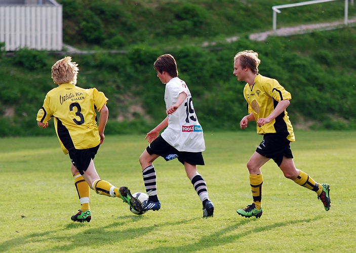 2010_0527_25.JPG - Jesper och Jesper försöker styra och stänga  av kolsvaspelarens anfallsförsök