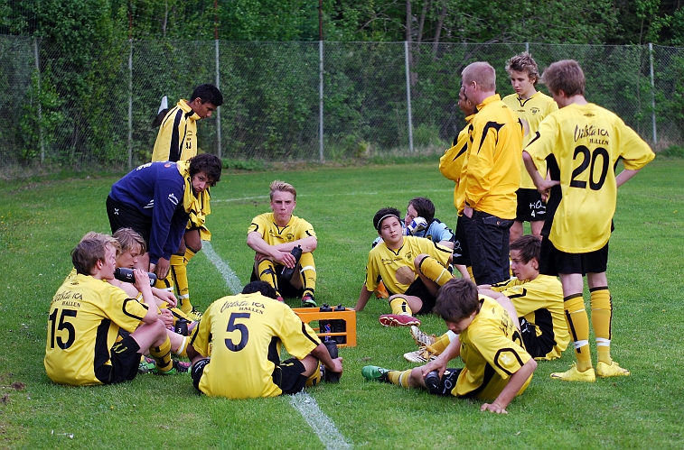 2010_0527_30.JPG - Pausvila och lite taktiksnack från tränaren