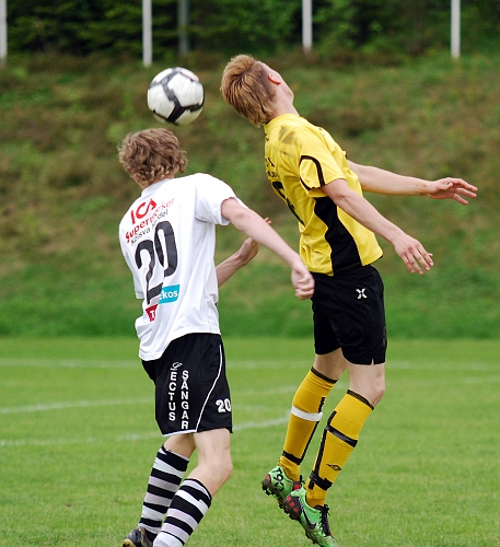 2010_0527_31.JPG - "Basse" Karlsson skarvnickar fram bollen