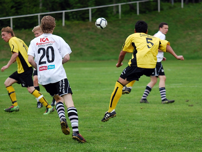 2010_0527_32.JPG - "Tak" skjuter från distans men bollen skruvar sig åt höger och går en bit utanför målet