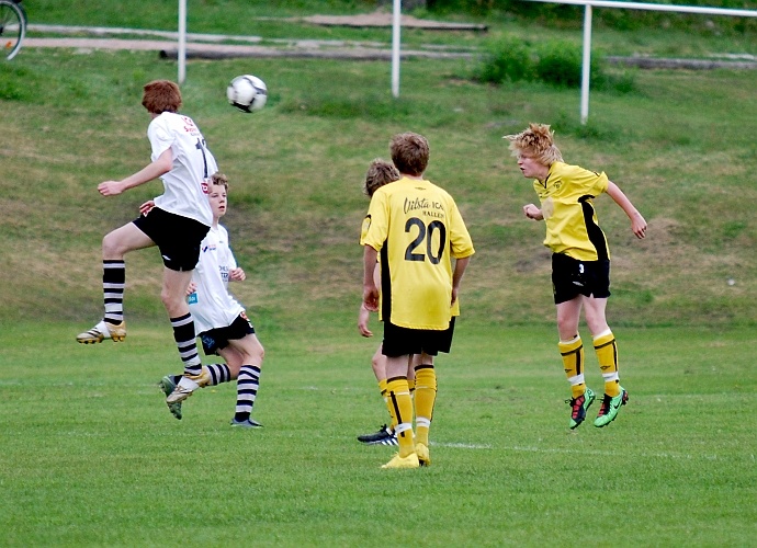 2010_0527_33.JPG - Jesper Gravé nickar undan bollen