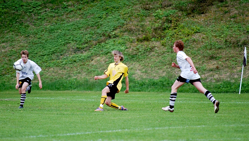 2010_0527_34.JPG - Simon Borell går för ett avslut inne i straffområdet