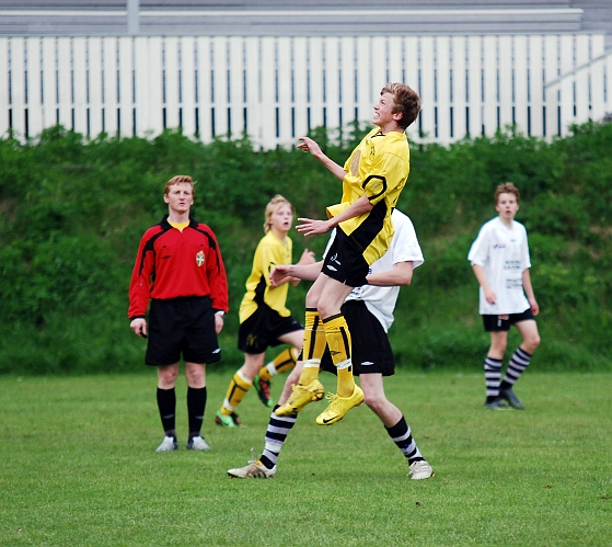 2010_0527_35.JPG - Kristoffer Kullander hoppar upp och nickar på en inspark