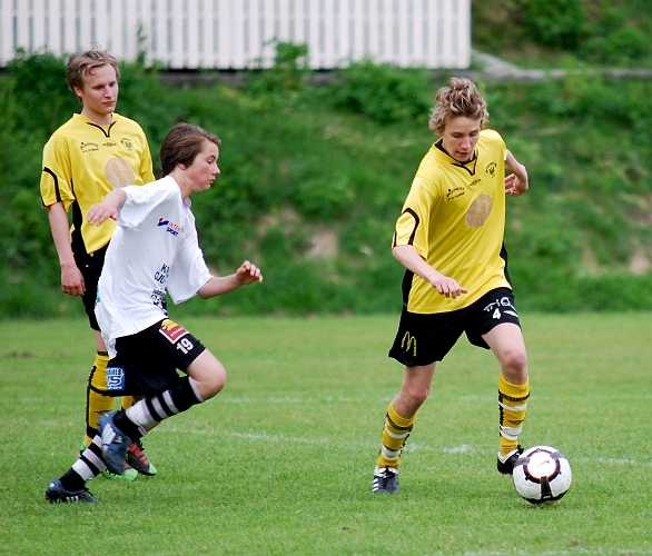 2010_0527_36.JPG - Victor Andersson driver fram bollen