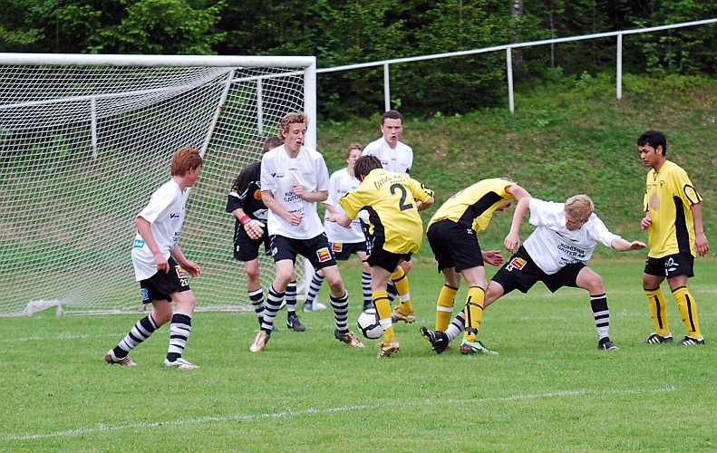2010_0527_37.JPG - En farlig målchans för Södra men kolsvaförsvaret får undan bollen