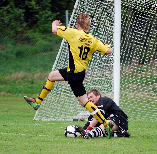 2010_0527_38.JPG - Kolsva's målvakt hinner ta hand om bollen innan "Basse" Karlsson kommer fram