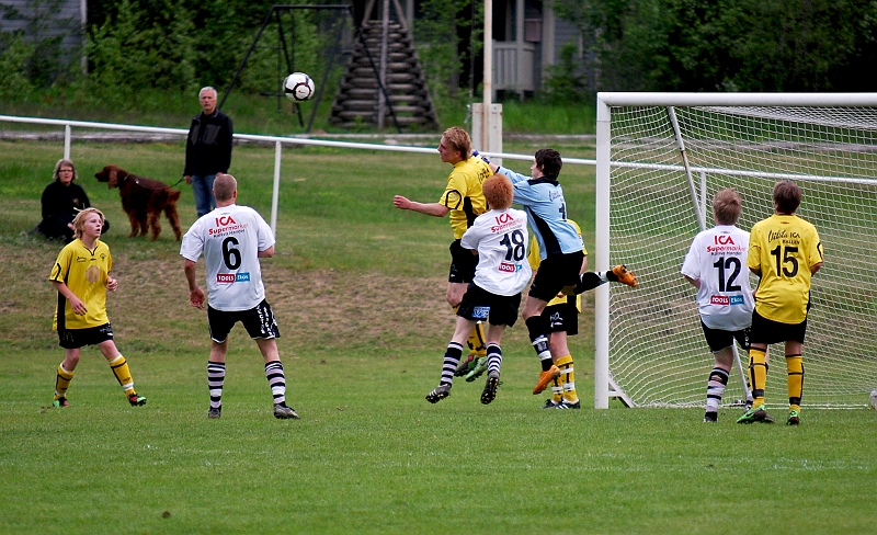 2010_0527_40.JPG - Södra's målvakt Erik Andersson boxar undan bollen efter en hörna