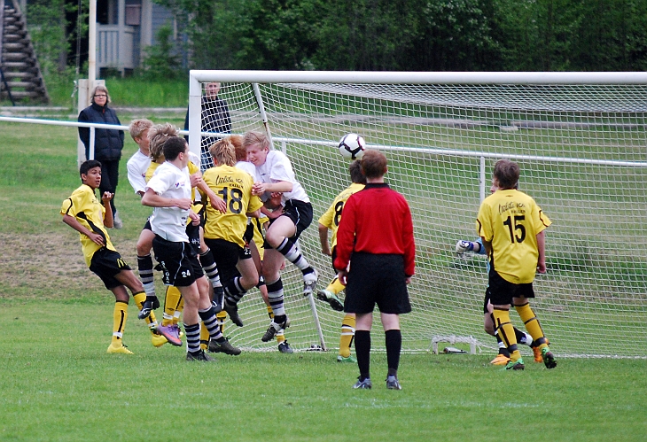 2010_0527_41.JPG - En farlig målchans för kolsva men Södraförsvaret får undan bollen