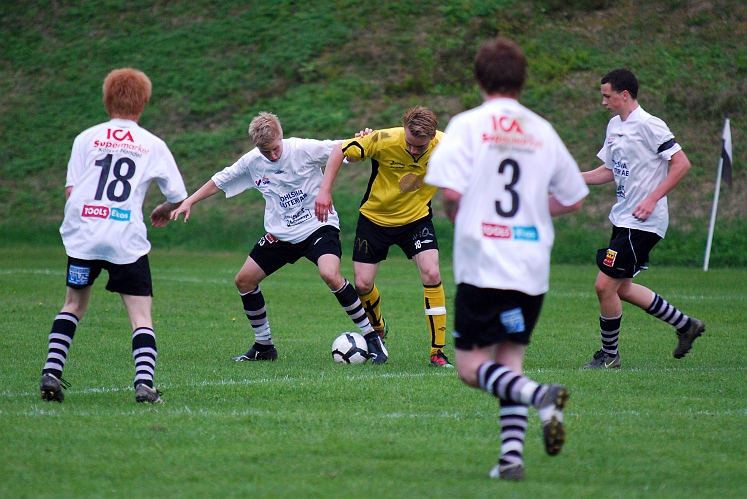 2010_0527_42.JPG - "Basse" Karlsson omringad av kolsvaspelare