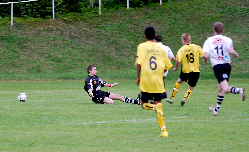 2010_0527_44.JPG - . . . . och rullar in bollen i mål, 4-1 till Södra och matchen är avgjord