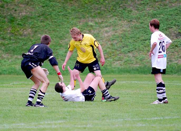 2010_0527_45.JPG - Det uppstod lite gruff efter 4-1 målet men . . . .