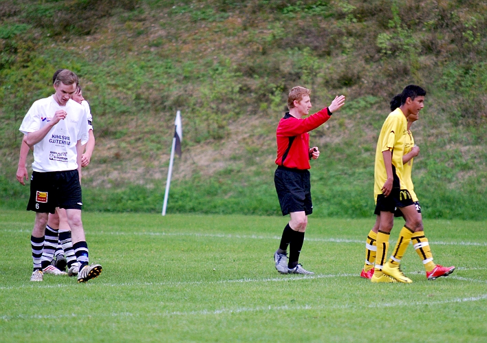 2010_0527_46.JPG - . . . . domaren kommer och visar bort Södraspelarna från situationen