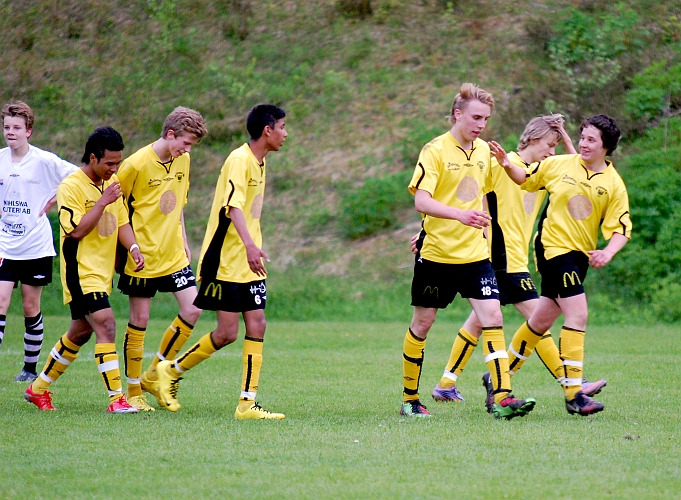 2010_0527_47.JPG - Glada Södraspelare tackar målskytten