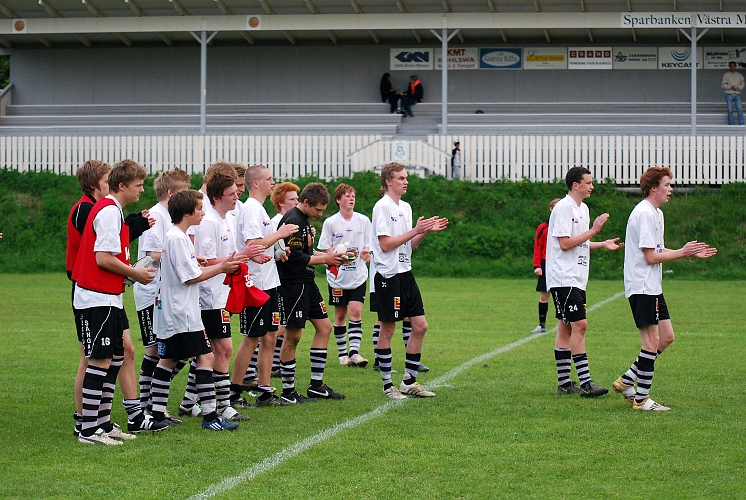 2010_0527_48.JPG - Kolsvaspelarna tackar för matchen