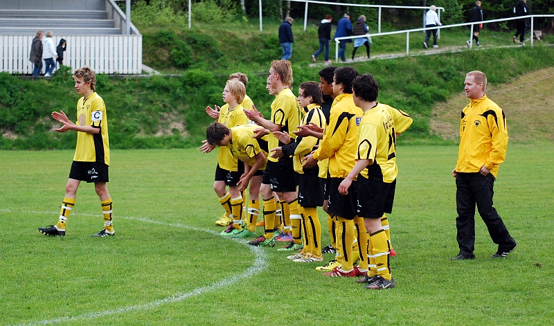2010_0527_49.JPG - Södraspelarna tackar för matchen